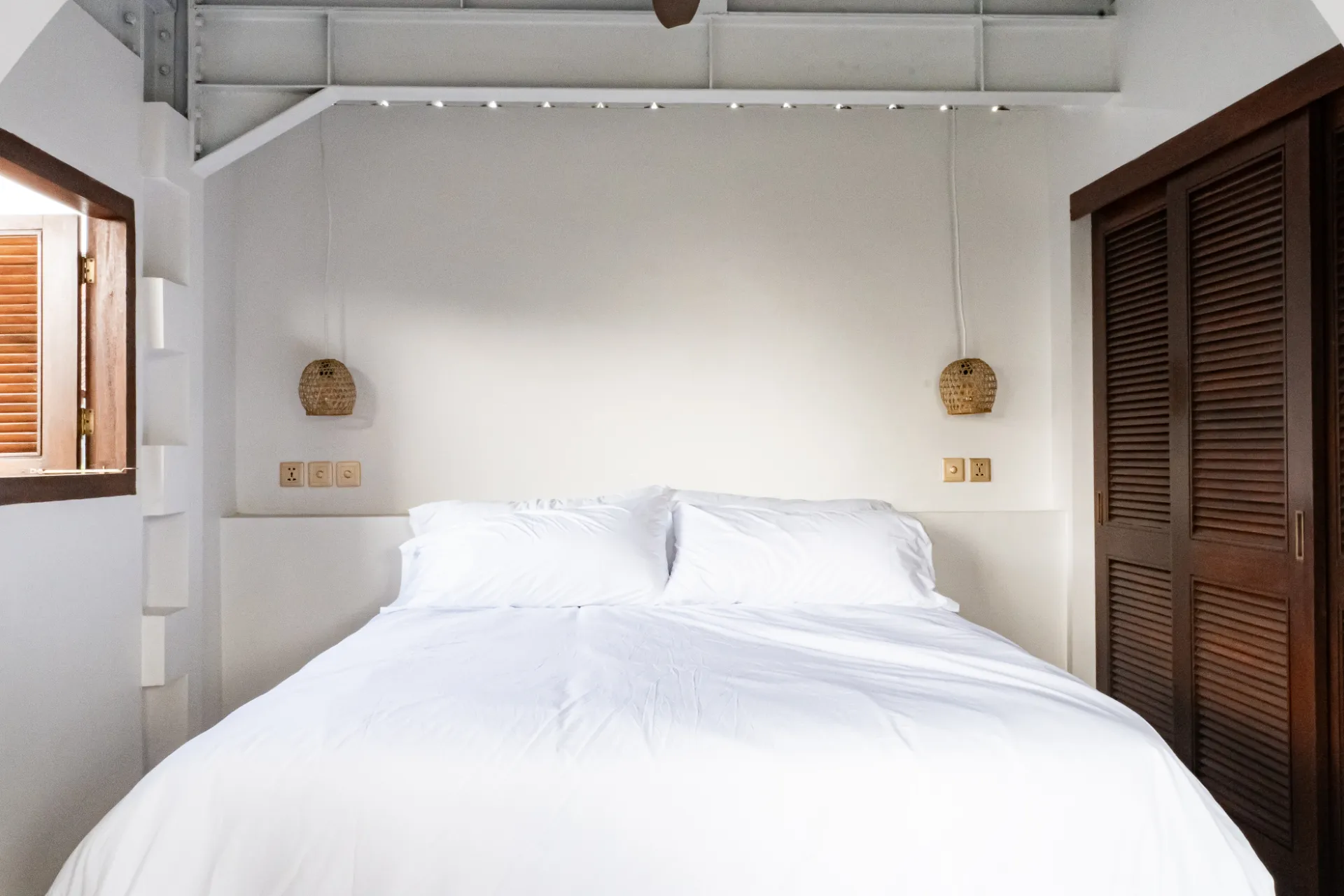 Stylish Hilltop Studio w/ Pool Access — image 2