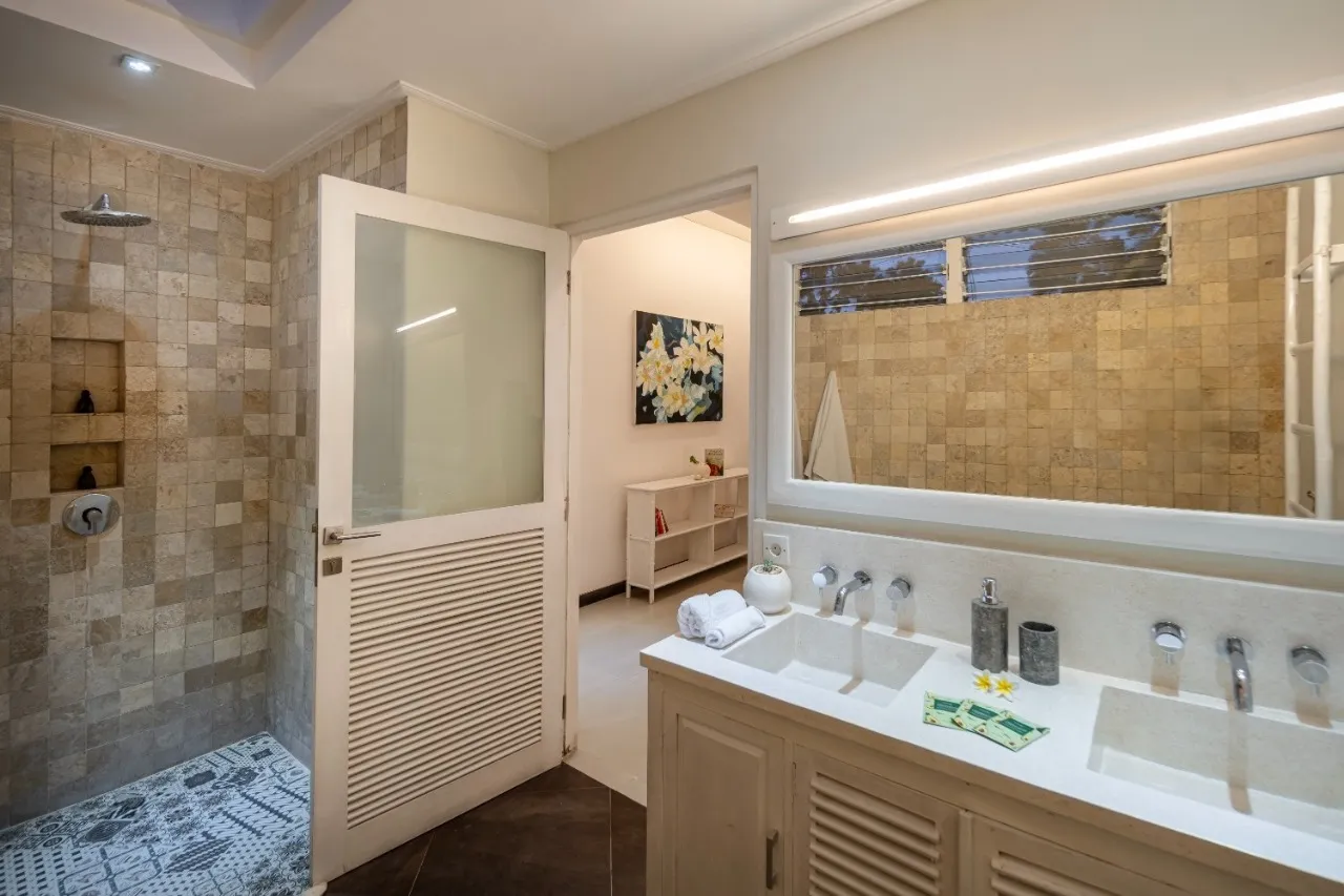 TROPICAL OASIS FOR FAMILIES IN SEMINYAK - 4 BEDROOMS WITH KING SIZE BEDS — image 4