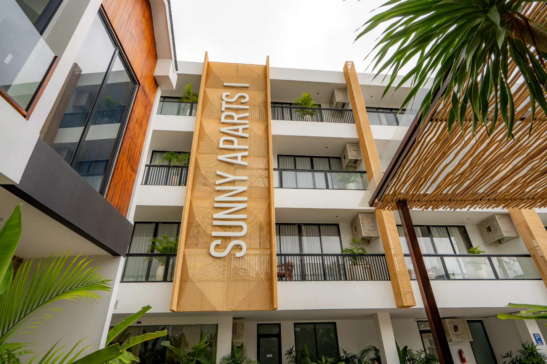 Sunny Bloom 102 - Luxe 2BR Canggu | Co-working Walk to Beach