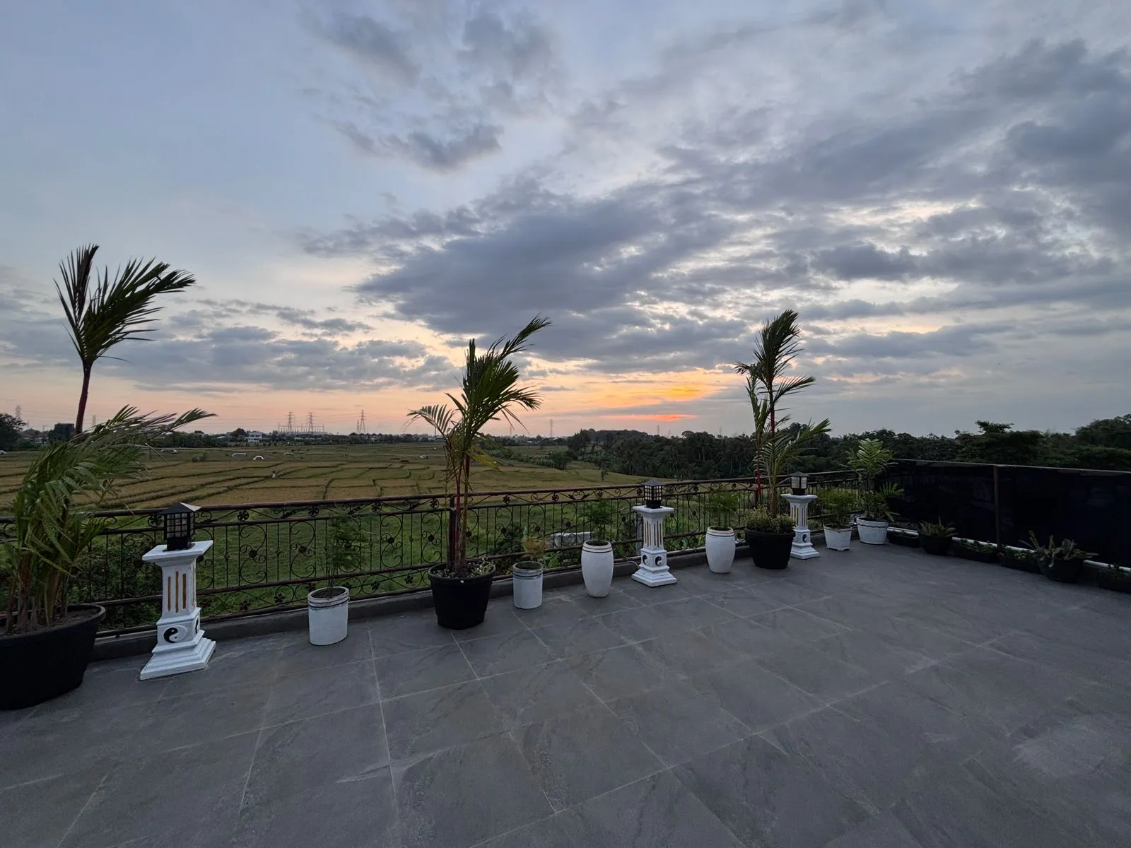 Modern 3-Story Villa with Rooftop & Scenic Views in Kedungu - 4 Bedrooms — image 4