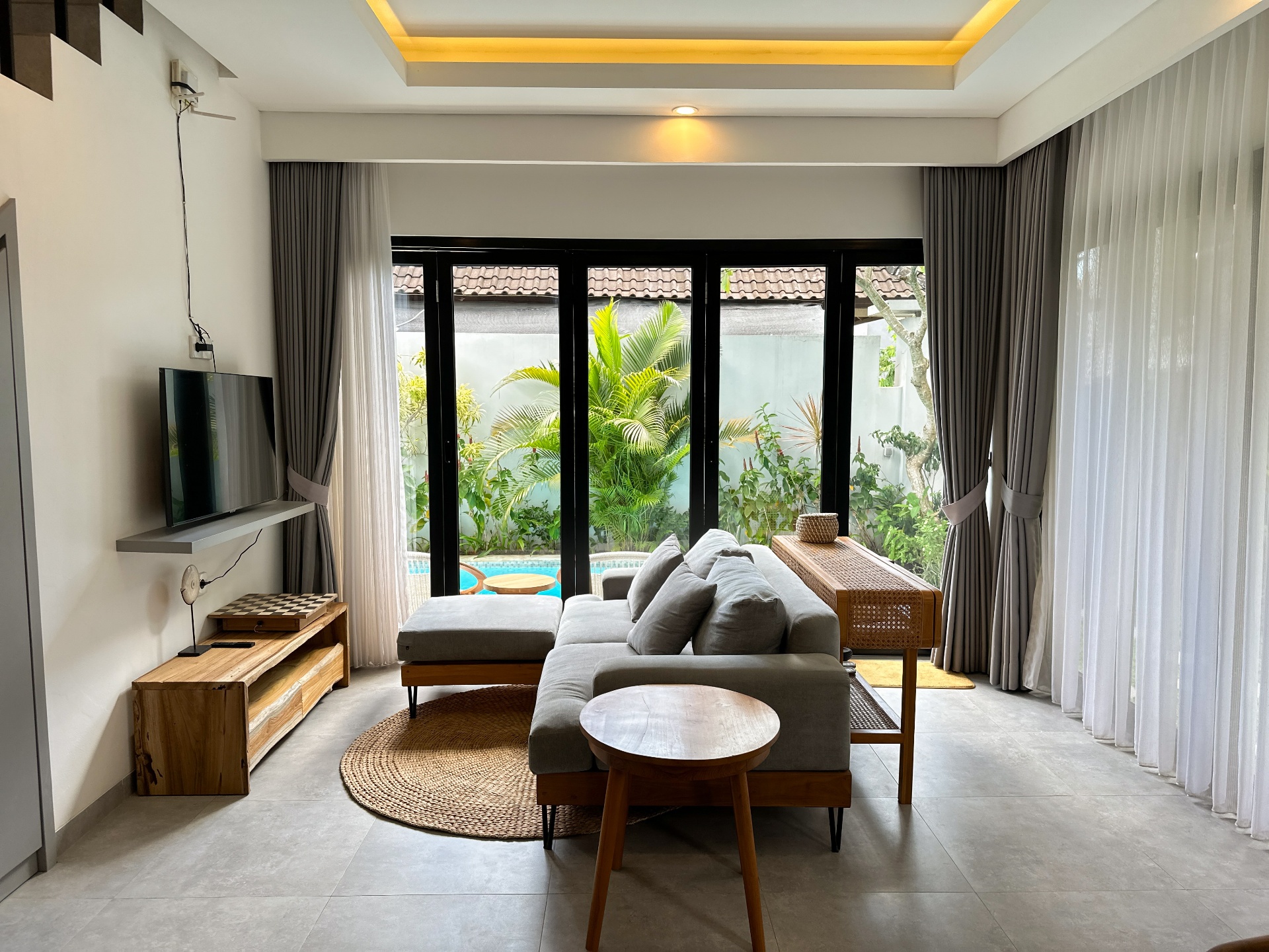 1-Bed 2-Bath Private Villa in Pererenan Walking Distance to Great Coffee Shops! — image 3