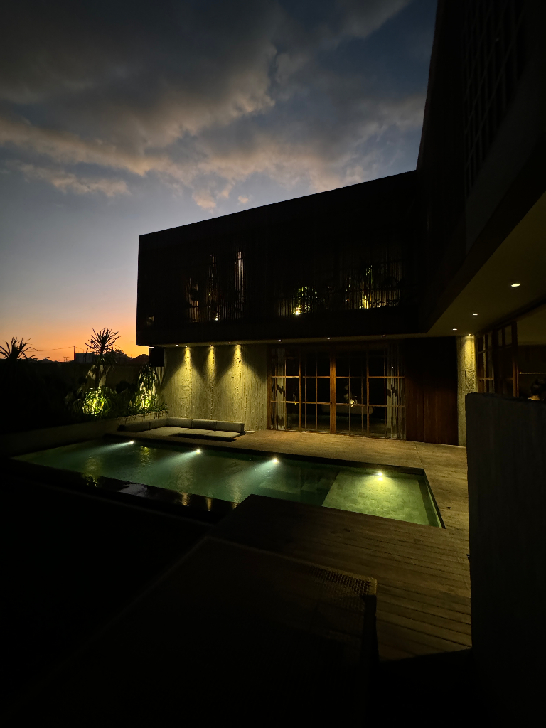 Designer villa by the ocean in Cemagi — image 2