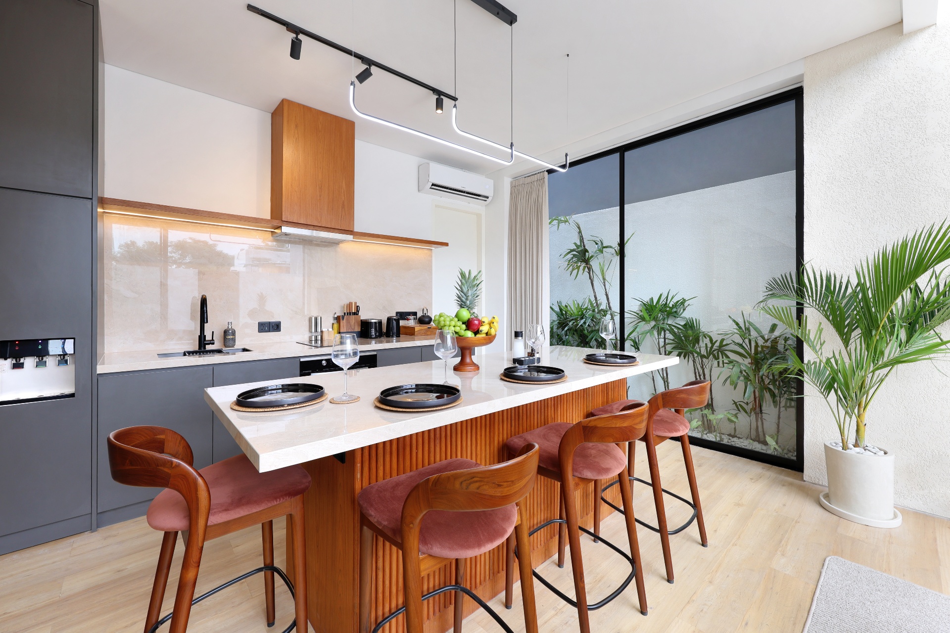 Modern NEW 750m to the beach 3BR villa with rooftop — image 1