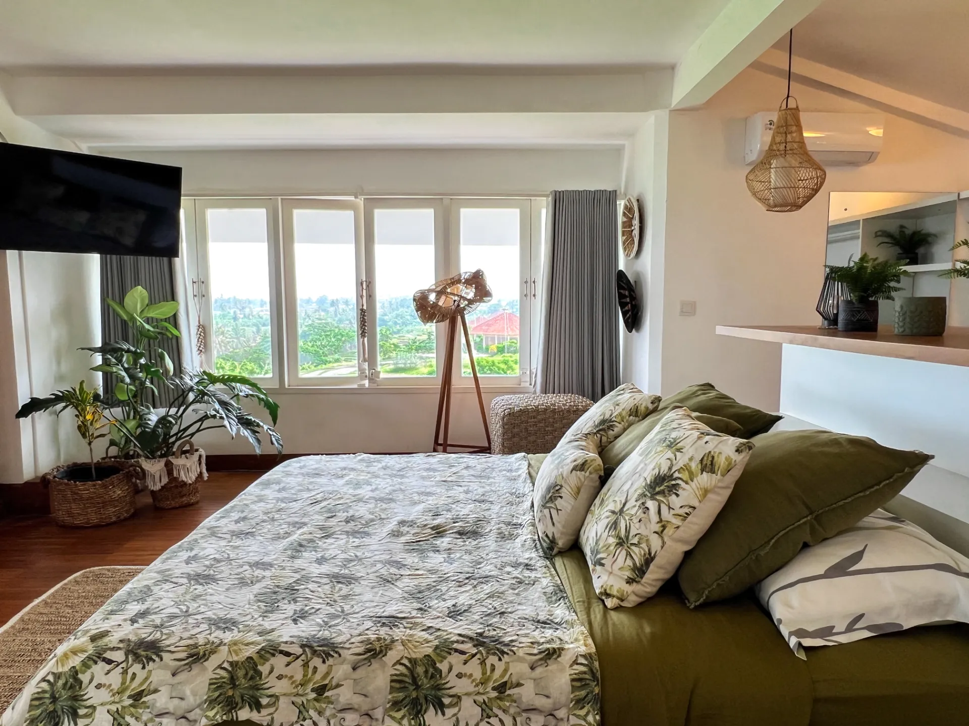All Included - 2BR Apartment with 270 View — image 4