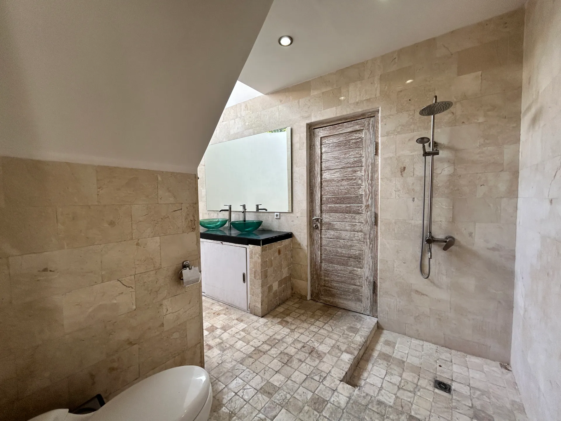 Quiet 4BR Villa w/ Pool & Garden — image 3