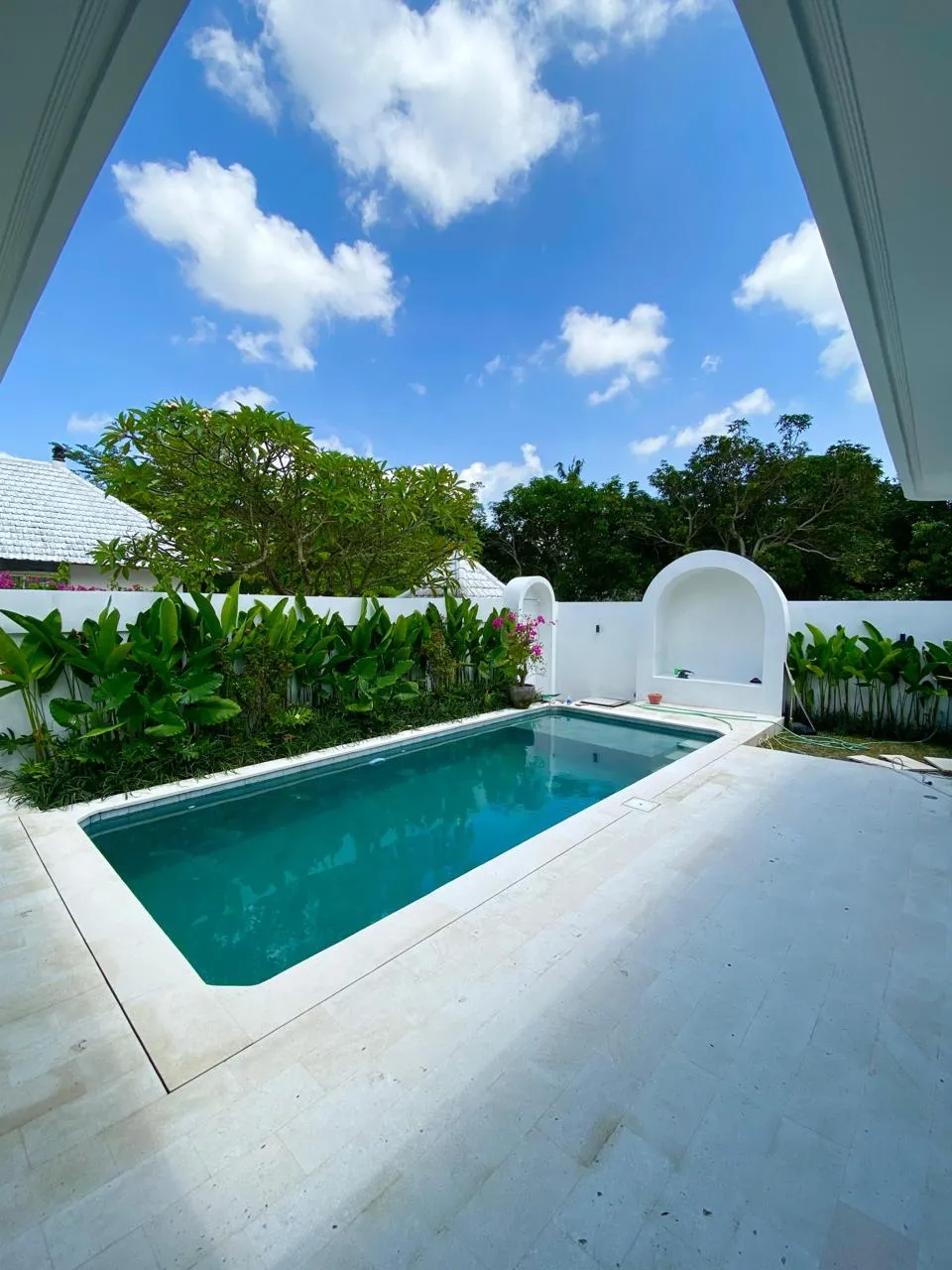 20- YEAR LEASEHOLD BRAND NEW MODERN TROPICAL 2-BR VILLA IN BERAWA CANGGU — image 1