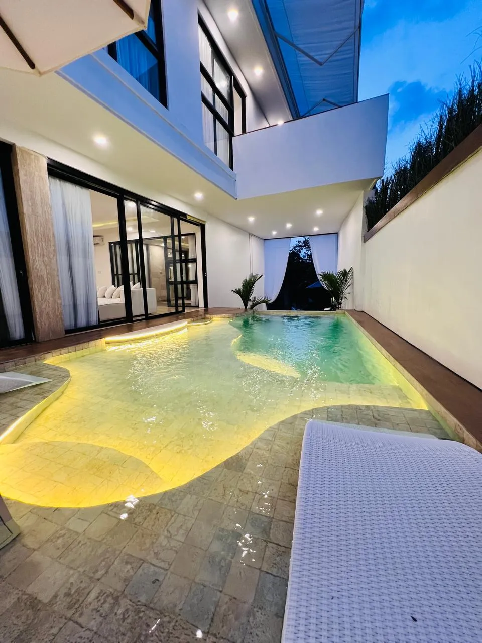 VILLA IN ULUWATU FOR LEASE AND SALE