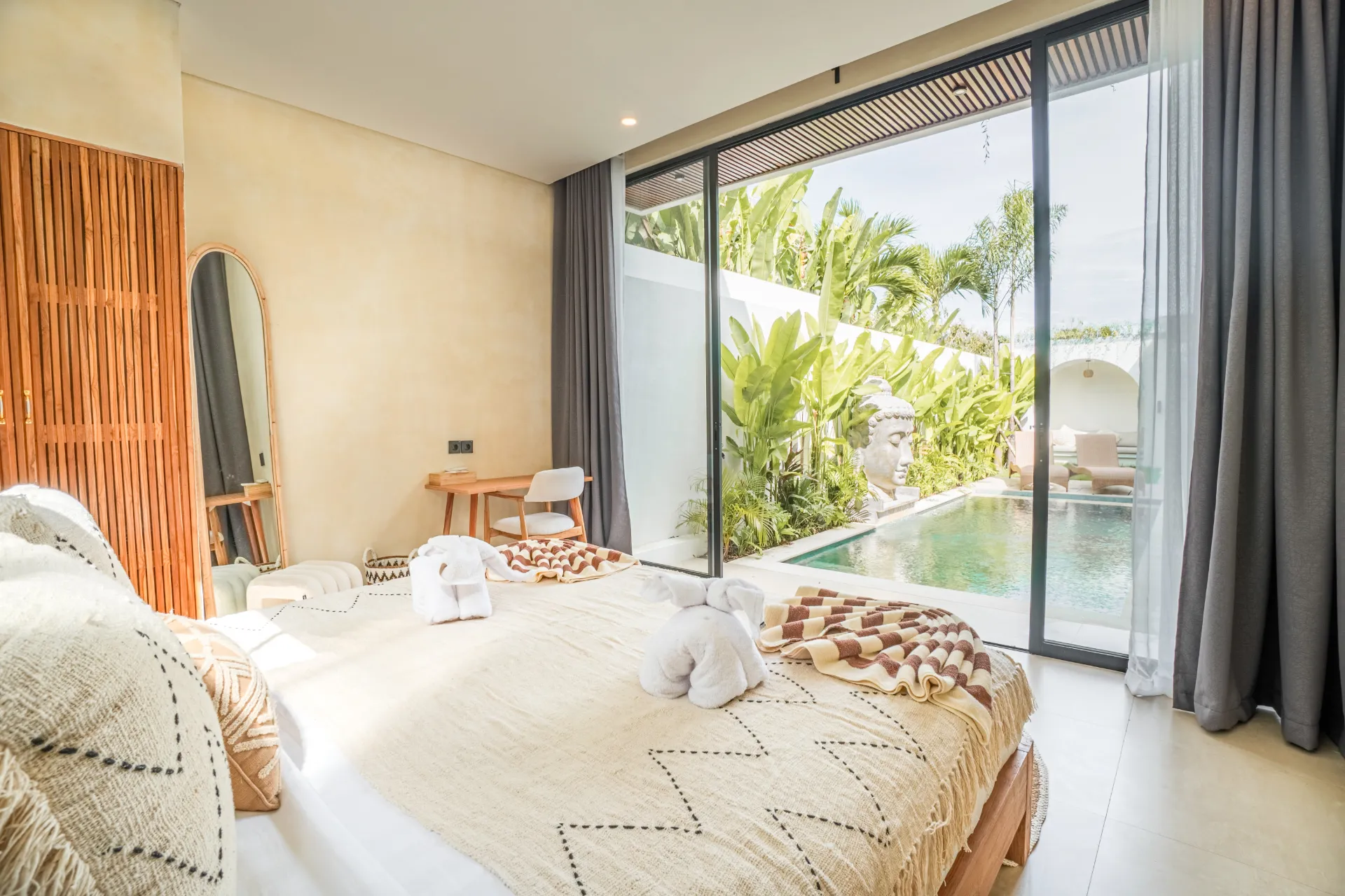Private Infinity Pool Villa • Near Dreamland Beach — image 1