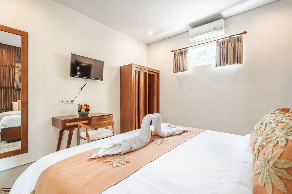 Silk Lodge - Modern 3-Bedroom Villa with Private Pool in Prime Berawa Location!! — image 3