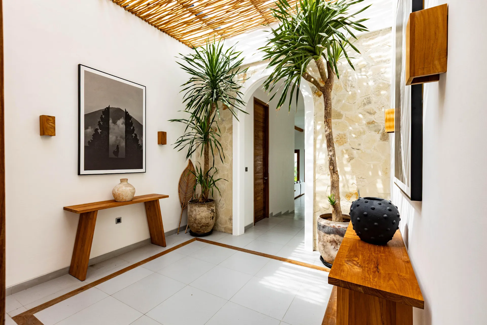 Modern Luxury 3BR Villa w/ Rooftop & Sunset Views — image 3