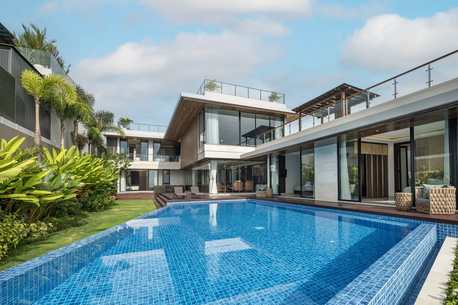 AVAILABLE FOR SALE AND RENT 5 BEDROOMS LUXURY VILLA IN UNGASAN — image 1