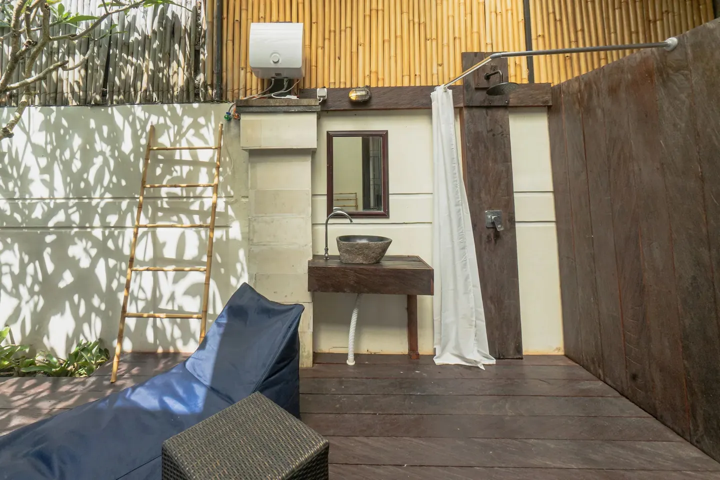 quiet villa in puri gading — image 2