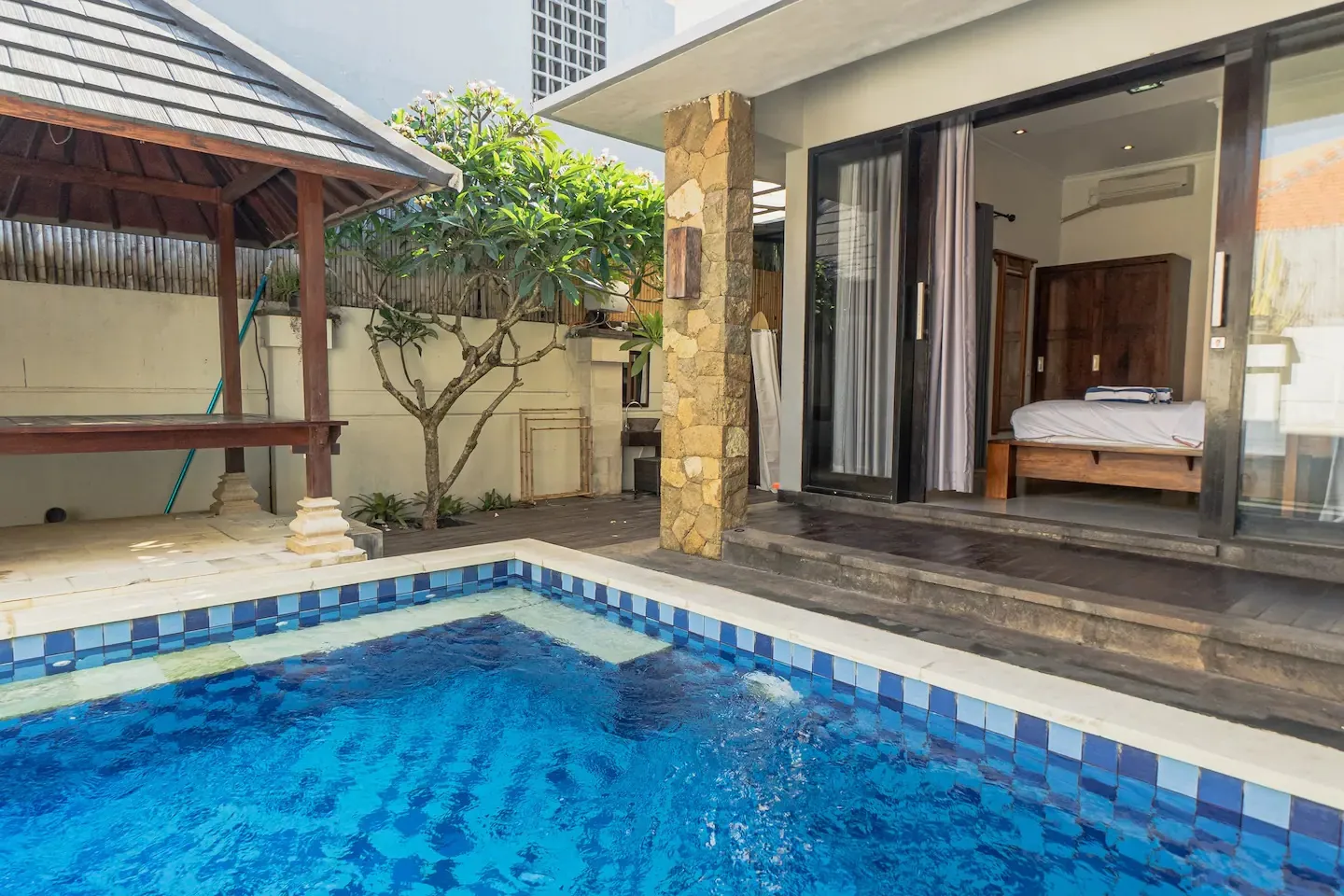 quiet villa in puri gading — image 3
