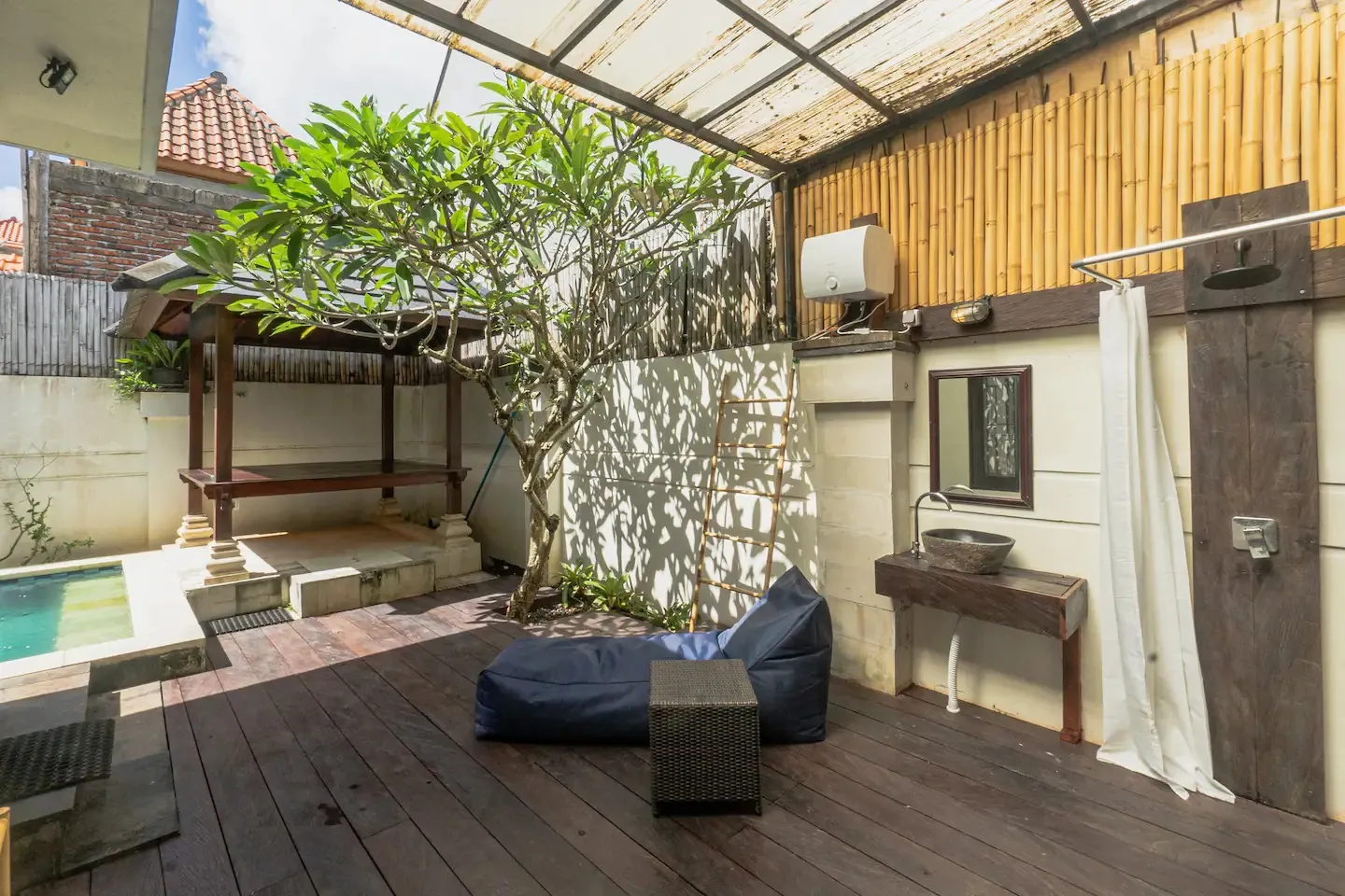 quiet villa in puri gading — image 4