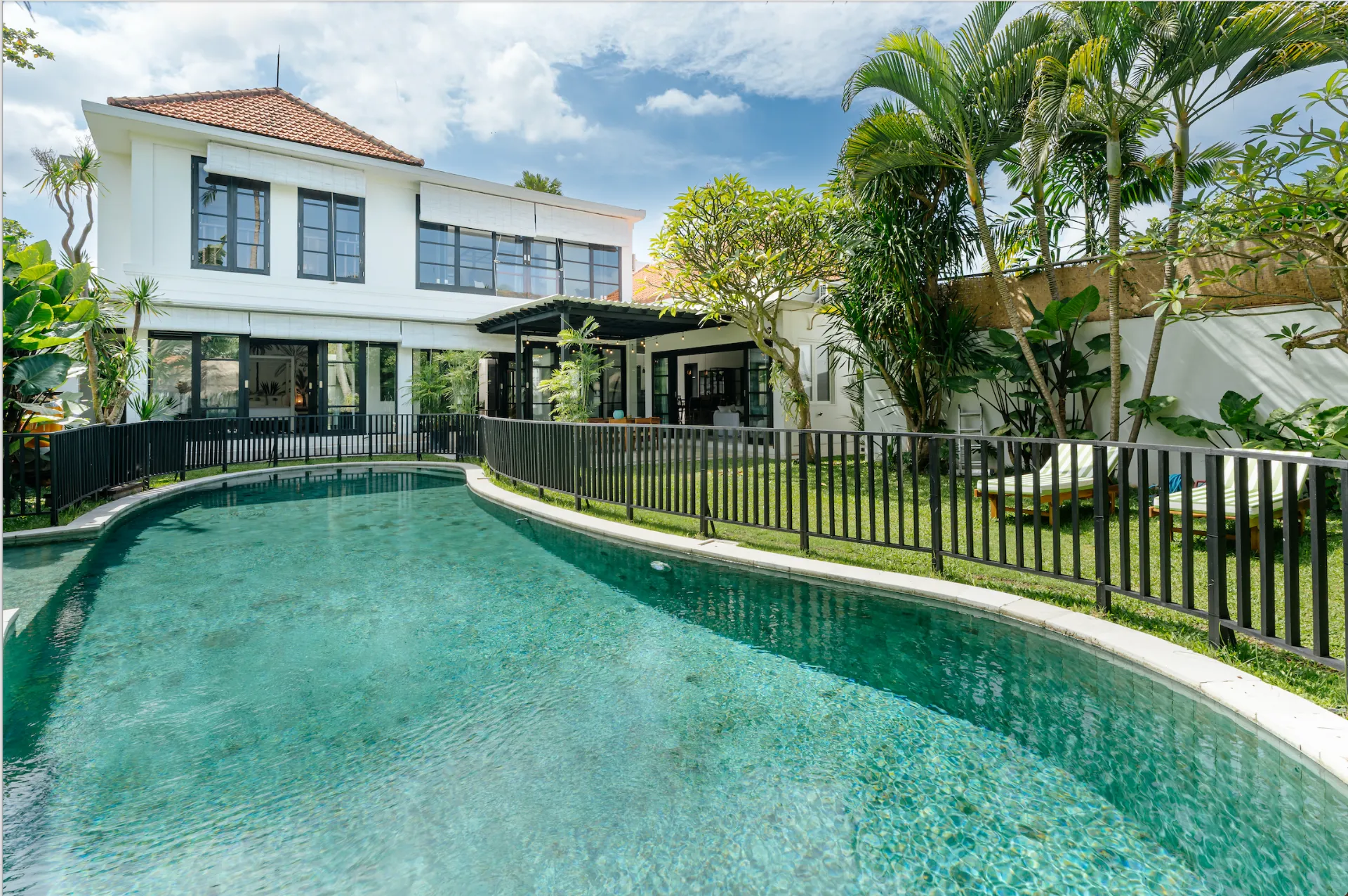 Large 4-Bedroom Villa with Enclosed Living & Expansive Garden – Prime Berawa Location