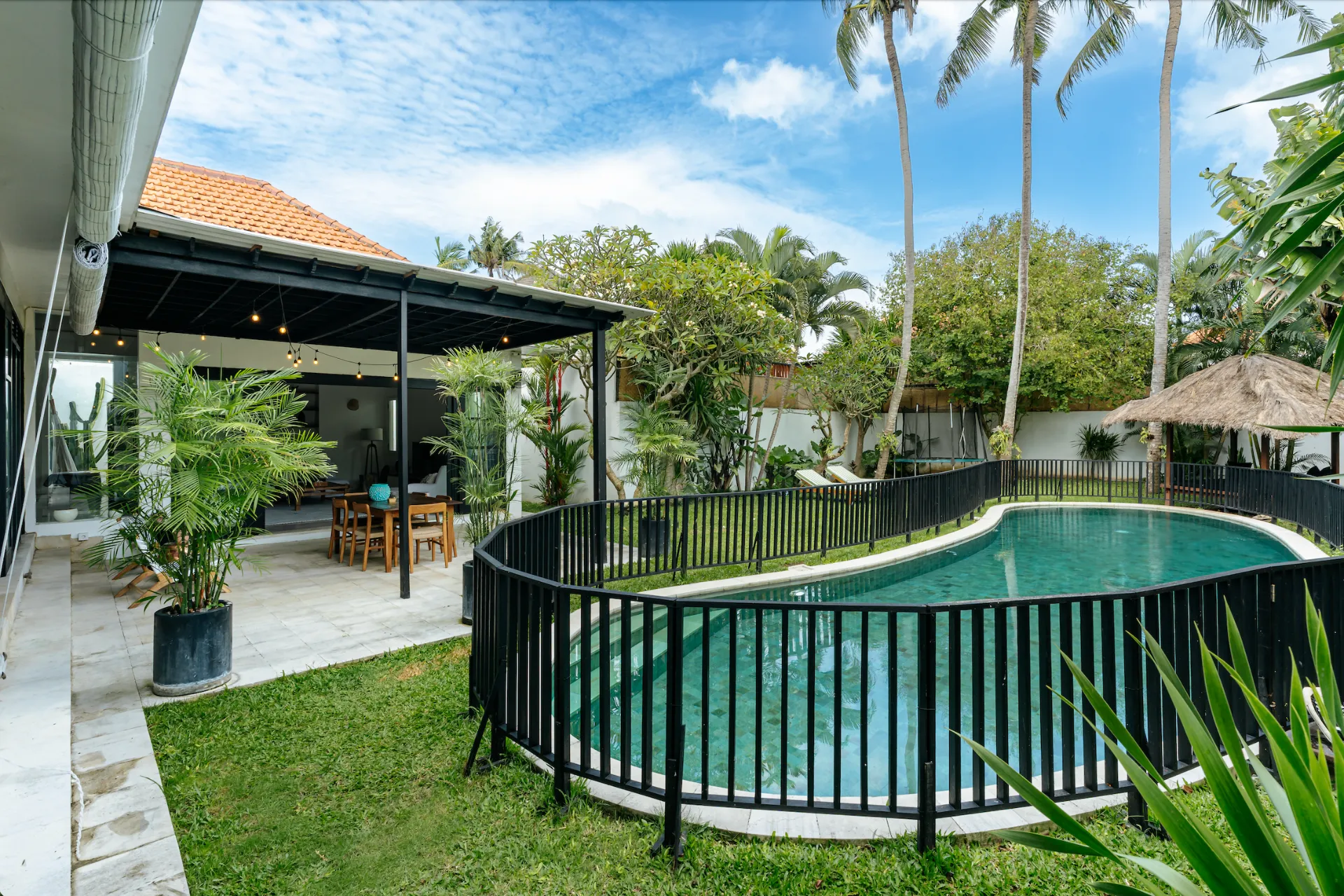 Large 4-Bedroom Villa with Enclosed Living & Expansive Garden – Prime Berawa Location — image 1