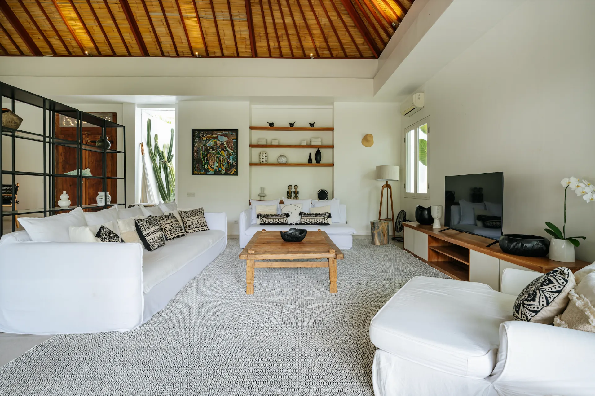 Large 4-Bedroom Villa with Enclosed Living & Expansive Garden – Prime Berawa Location — image 3