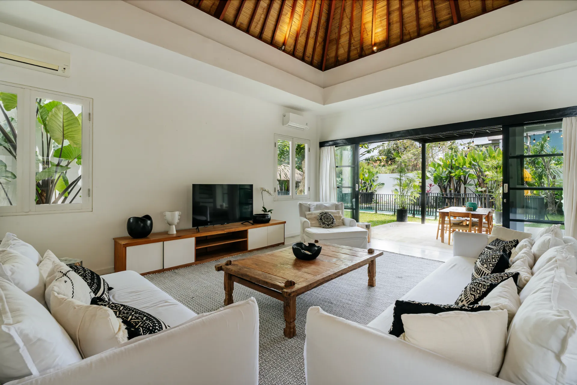 Large 4-Bedroom Villa with Enclosed Living & Expansive Garden – Prime Berawa Location — image 4