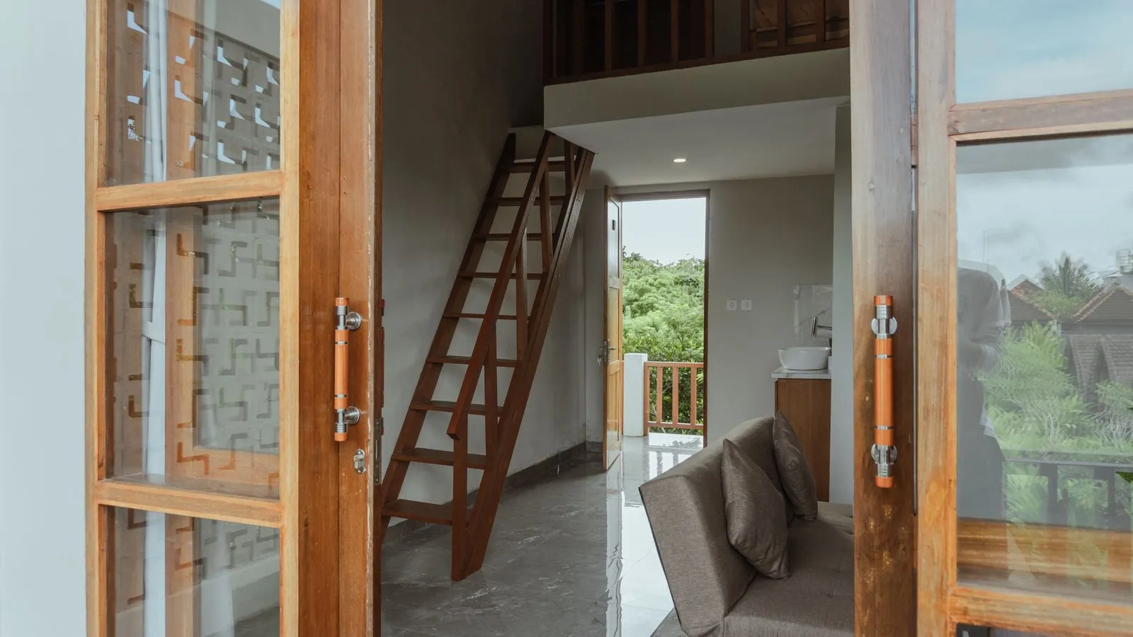 Uluwatu Mezzanine Guesthouse — image 1