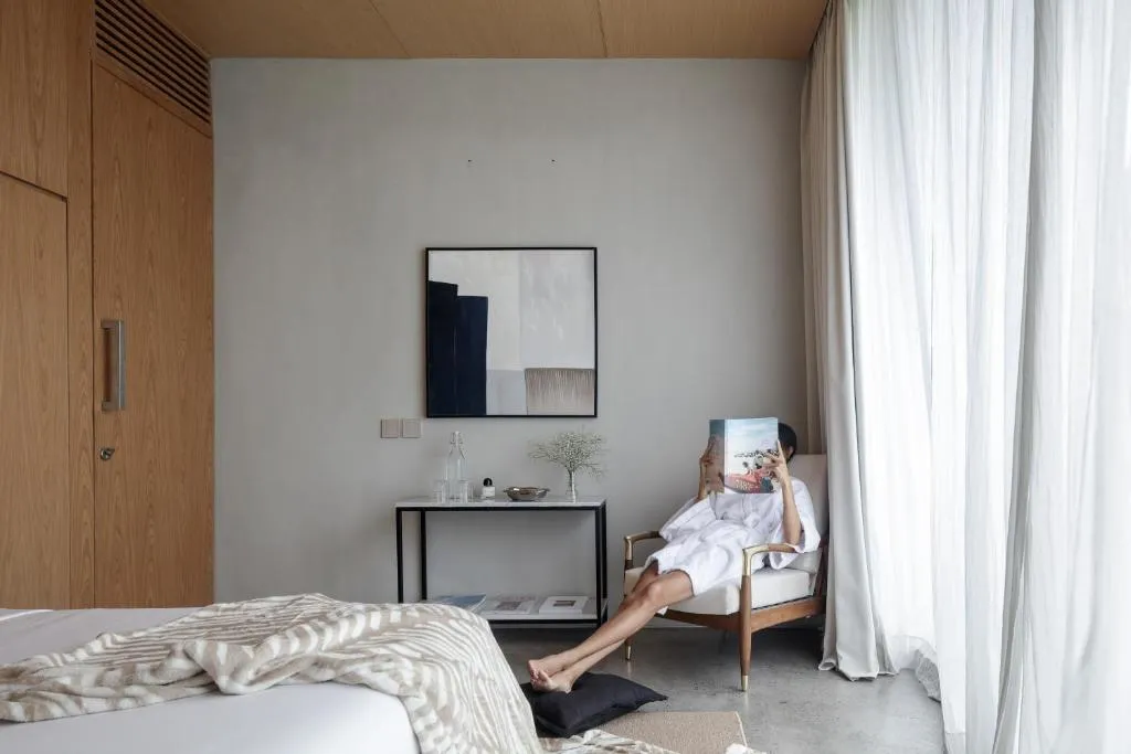 Modern 1-Bedroom Townhouse Near Cafés & Beach Clubs — image 3