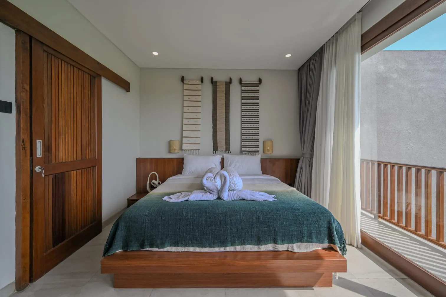 Villa Mahadira - Modern 2-Bedroom Villa with Rice Field & Ocean View — image 3