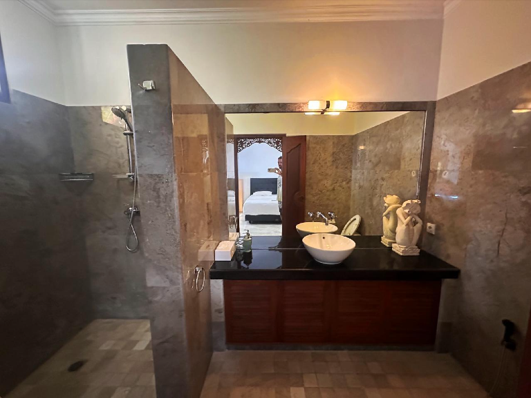 Quiet & Spacious shared villa — image 1