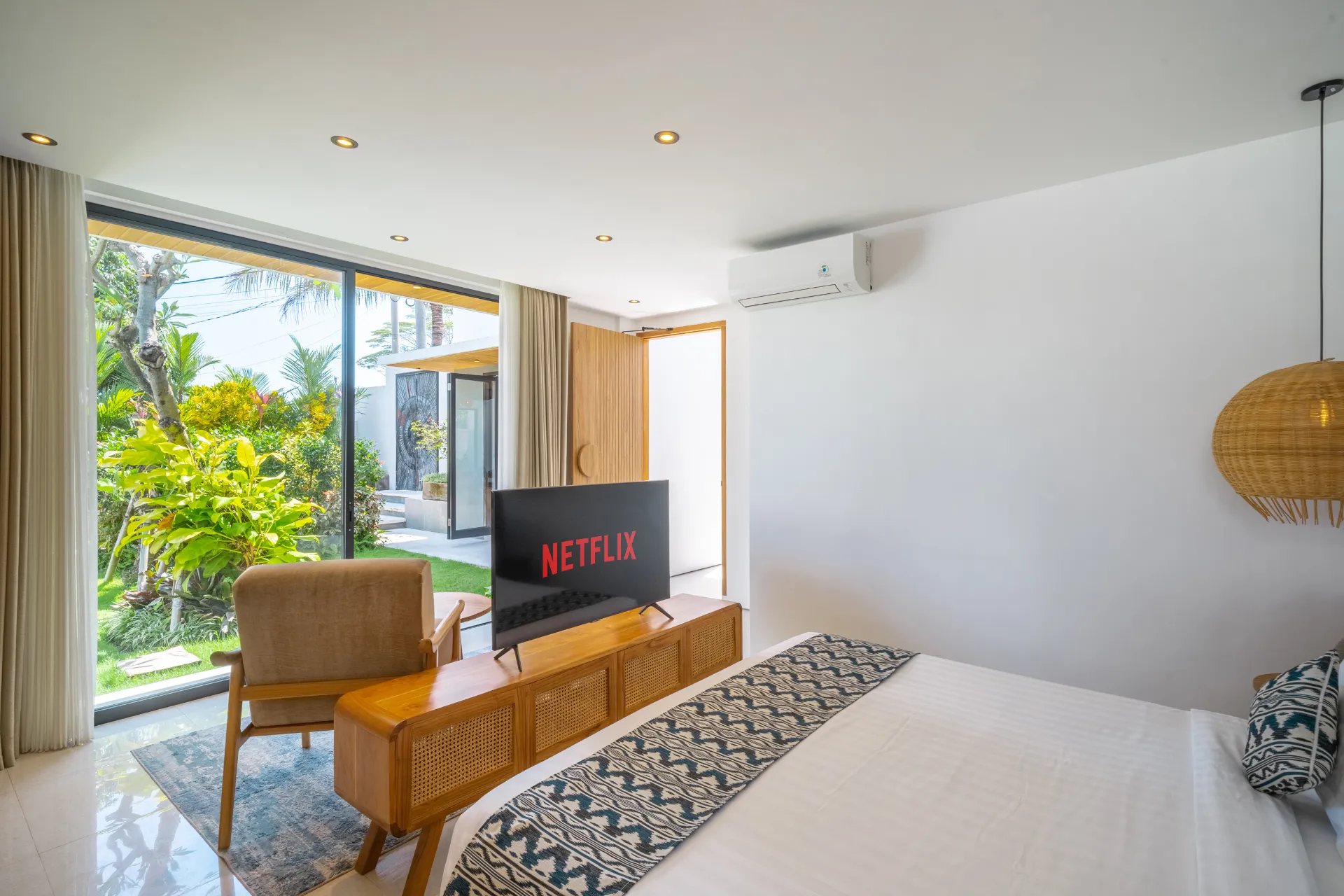 Villa Arunika - Stylish tropical 2BR Villa close to Nyanyi beach — image 4