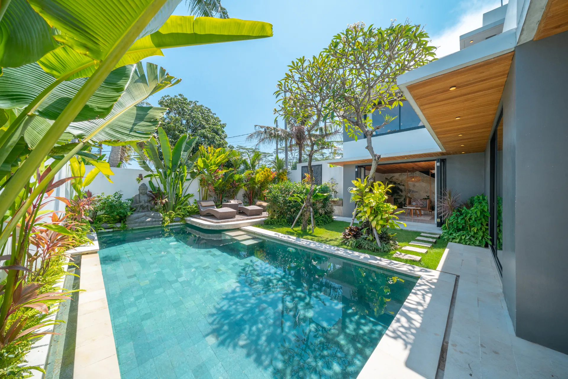Villa Arunika - Stylish tropical 2BR Villa close to Nyanyi beach — image 1