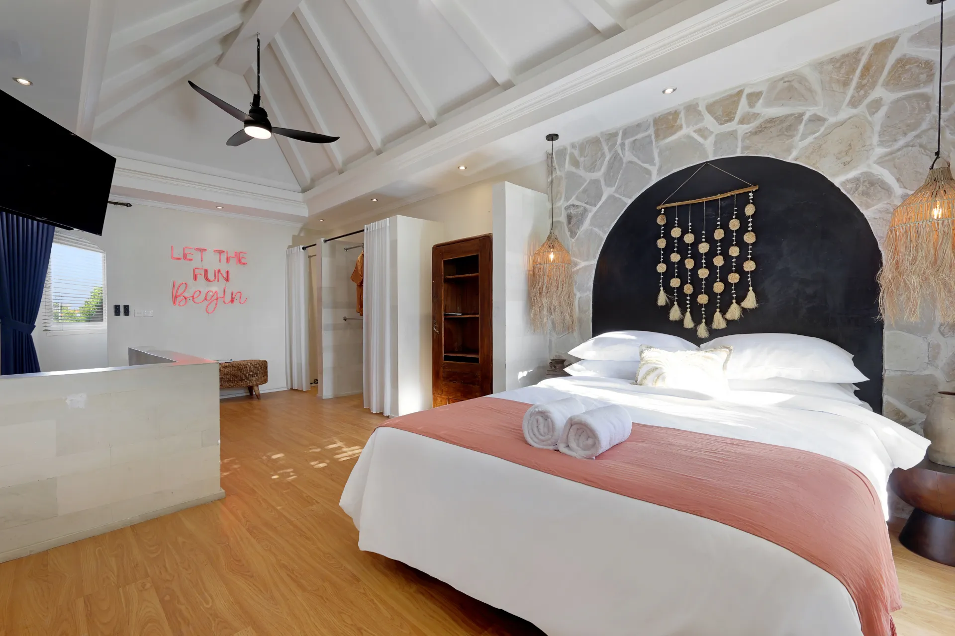 1BR VILLA CENTRAL CANGGU w/ office full kitchen & staff — image 1