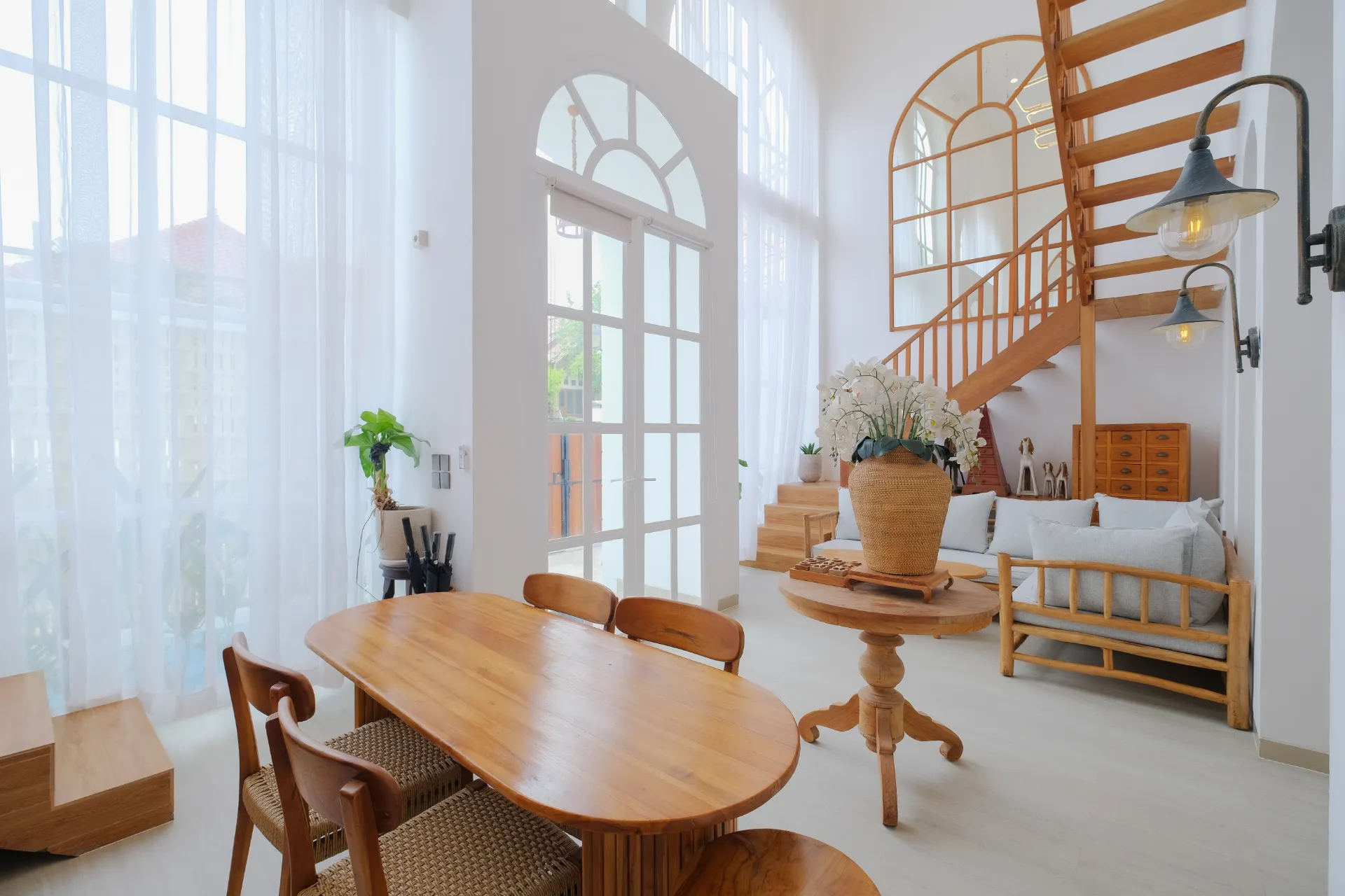 Designer 3BR High-Ceiling Villa in Prime Berawa — image 3