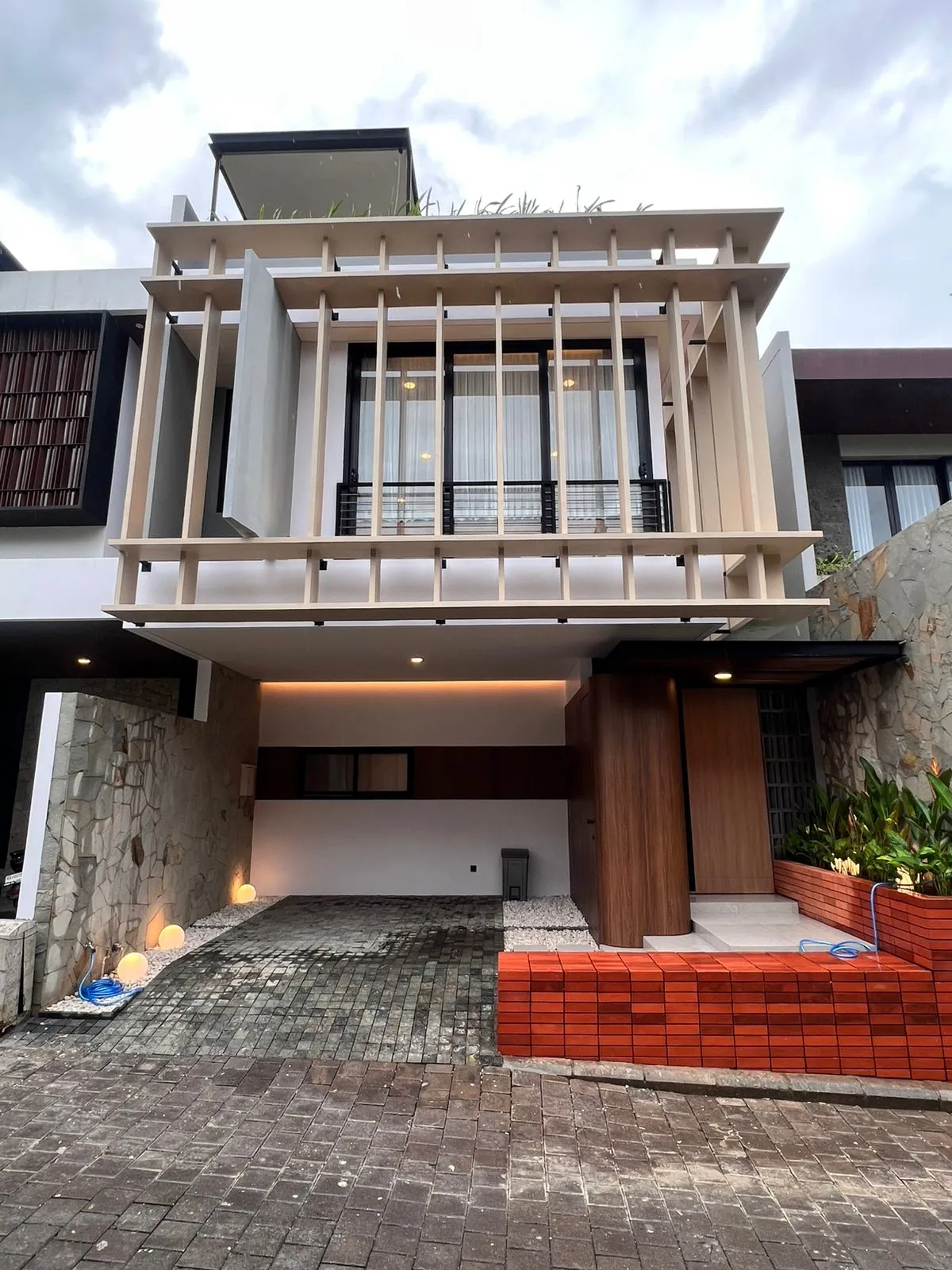 Canggu Brand New 3 BR Modern Villa with Rooftop near Bali Social Club — image 1