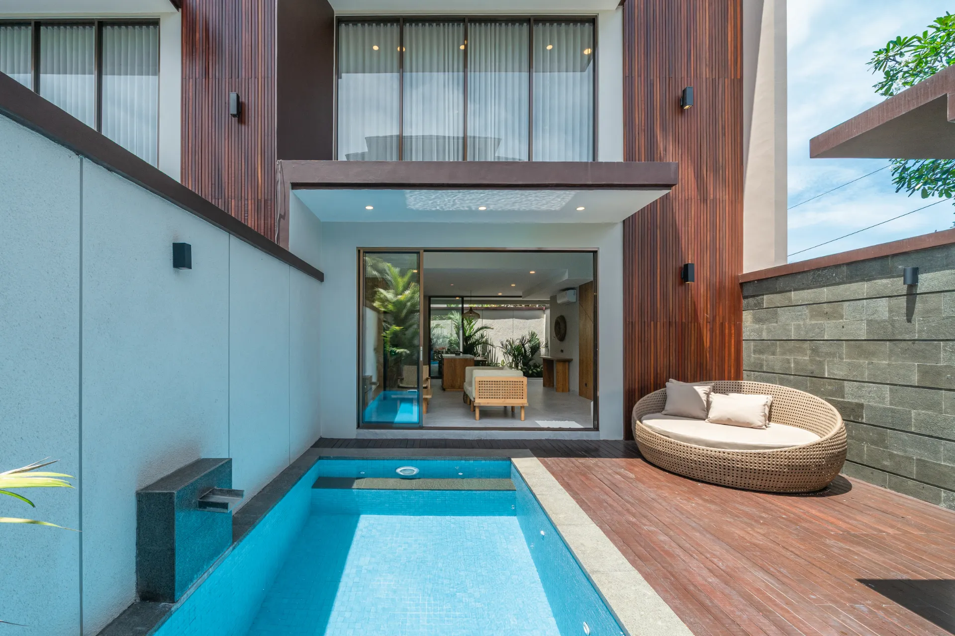 Villa Echo - Brand New Luxury 1-Bedroom Loft Villa next to Echo Beach — image 2