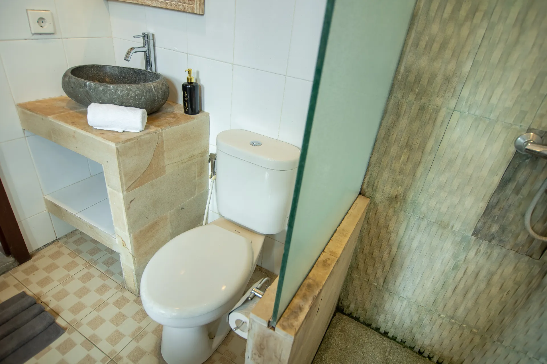 A Room with Private Kitchen and Sharing Pool - The Second Floor — image 1