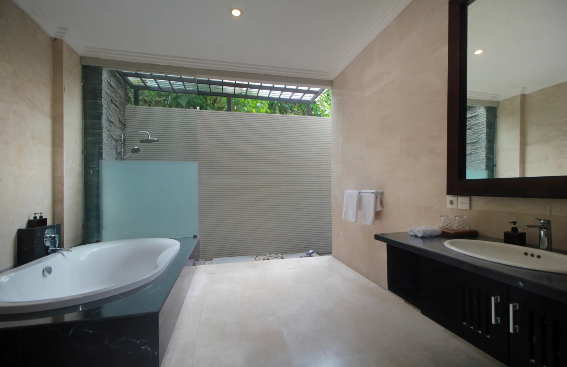 Villa Djayana - Spacious 4-Bedroom Villa in Seminyak — image 4