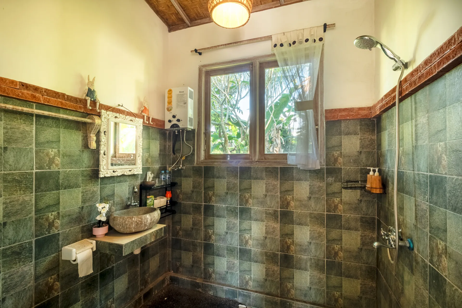 2 Bedroom House with Kitchen and Spacious Yard — image 1