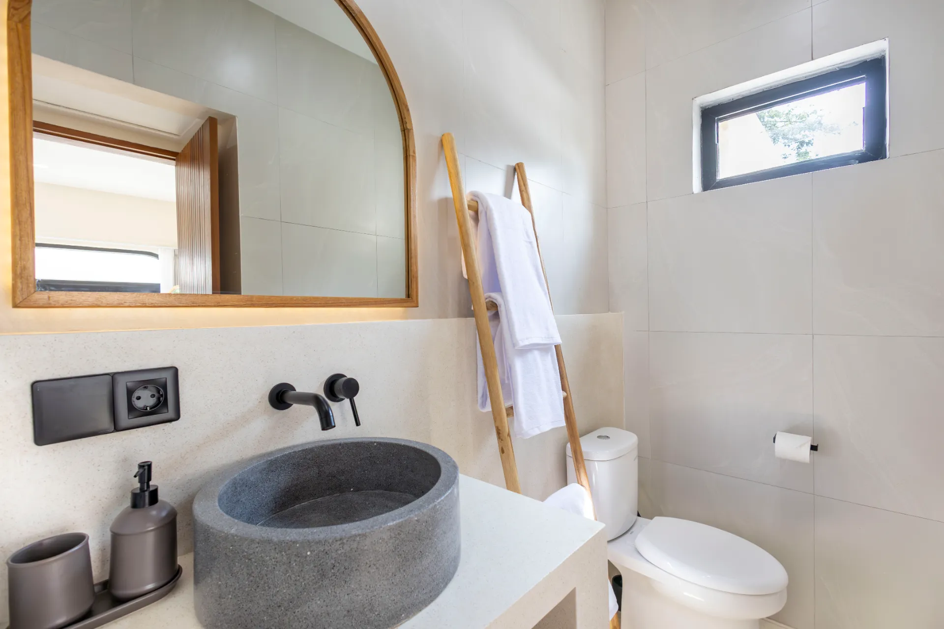 Chic 1BR Apartment for Rent – Near Bingin Beach ☀️ — image 2