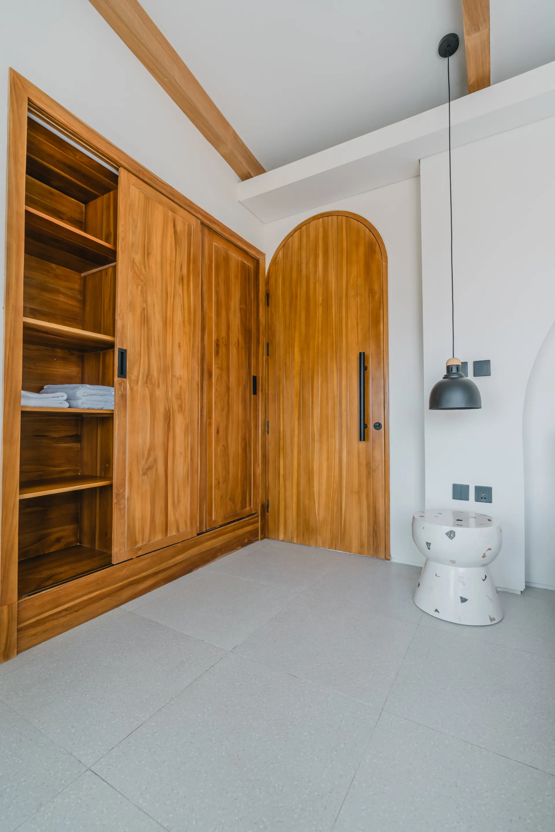 Sunset Views & 7 Mins to Beach! Chic 2BR Pererenan Villa with Enclosed Living — image 2