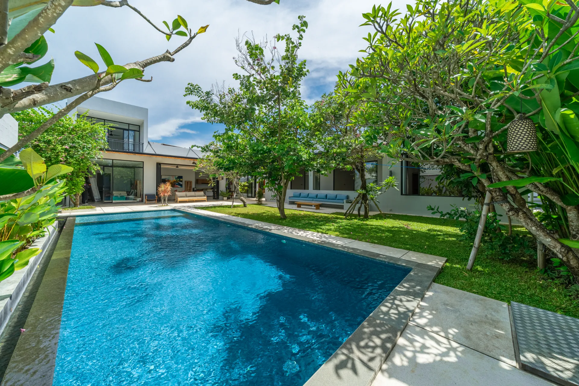Villa Deliu - Spacious Modern 4-Bedroom Villa with Office Space in Bumbak