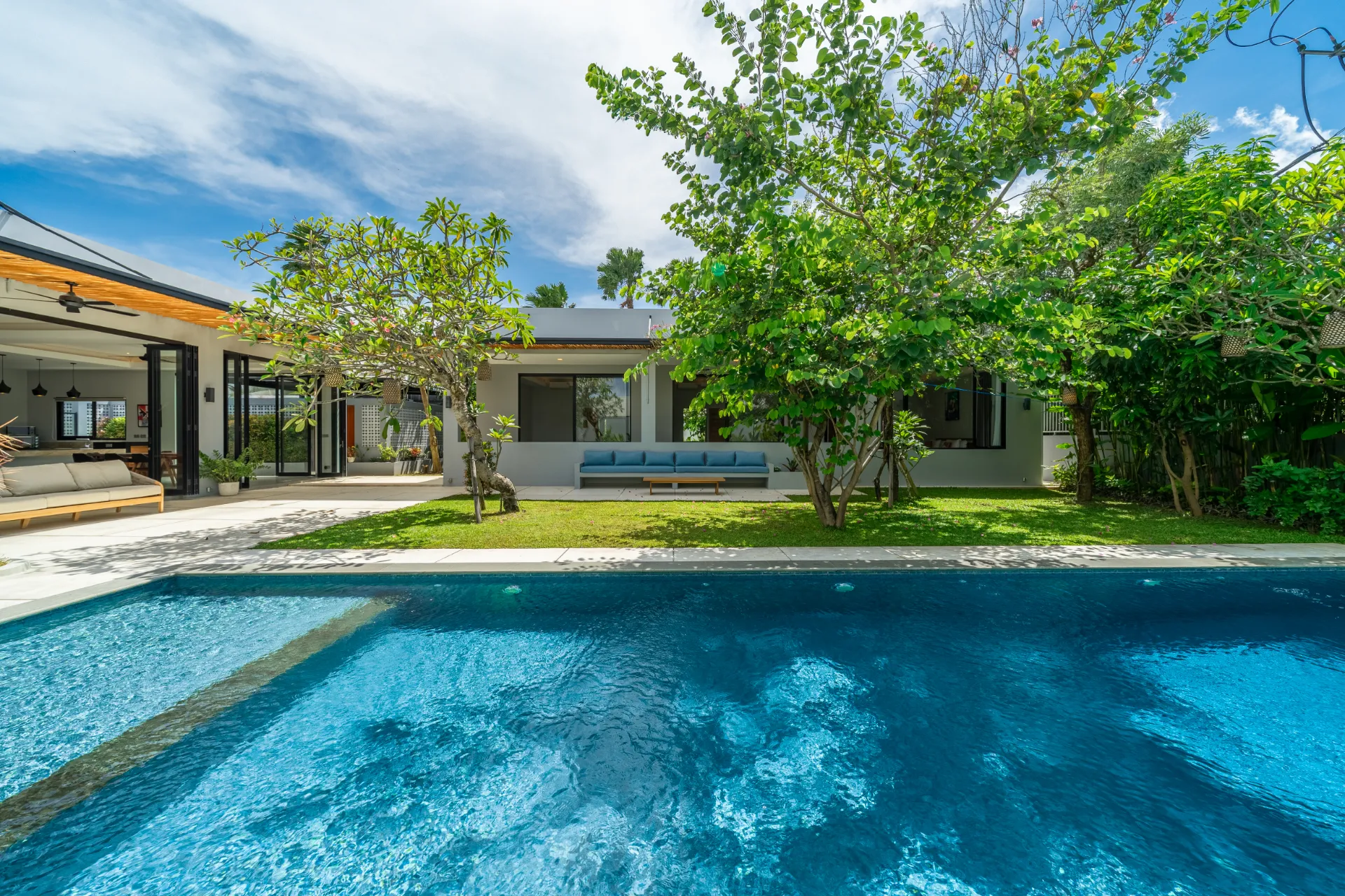 Villa Deliu - Spacious Modern 4-Bedroom Villa with Office Space in Bumbak — image 1