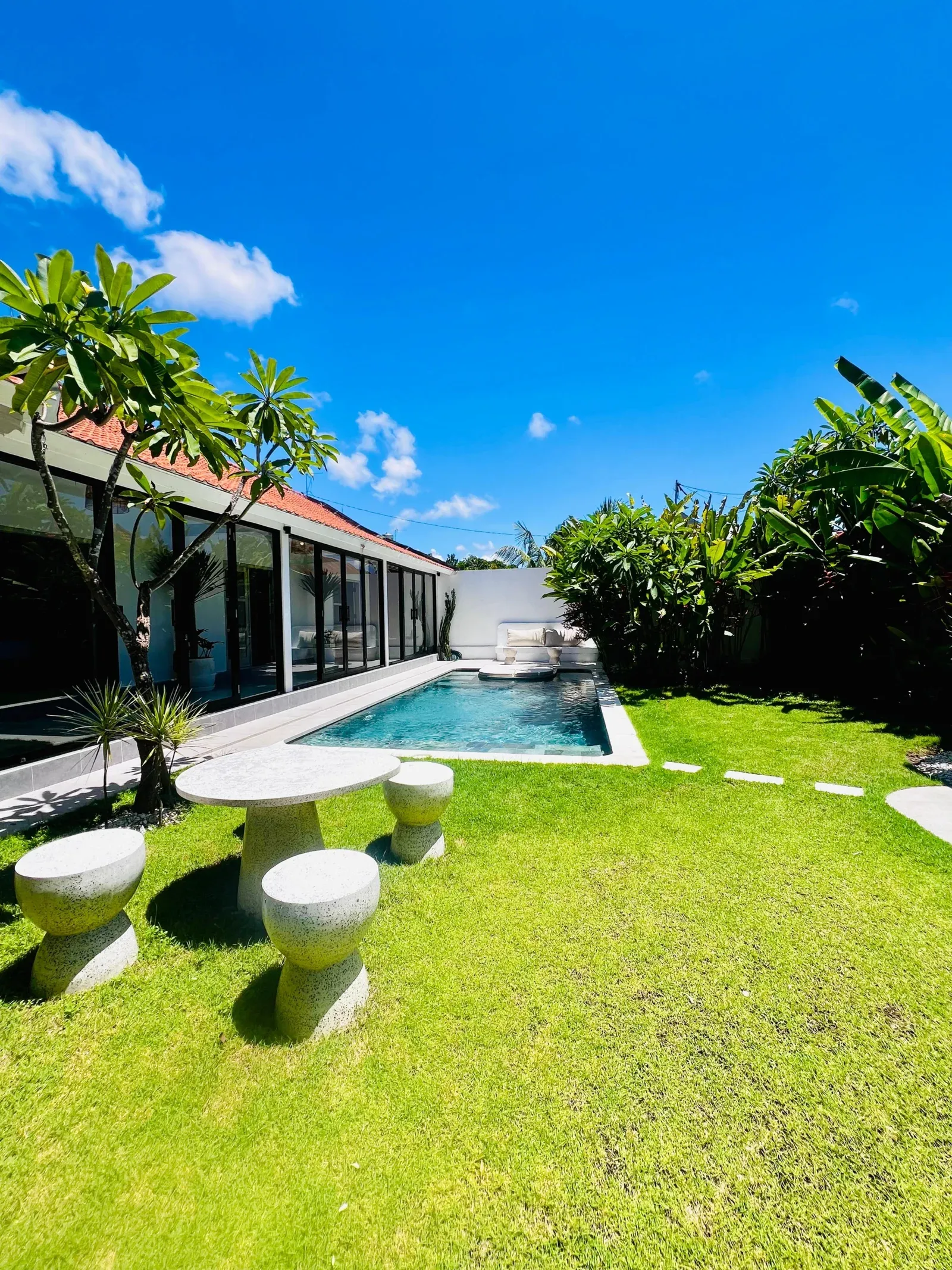 NEWLY RENOVATED 4 BEDROOMS VILLA IN KEROBOKAN – YO90