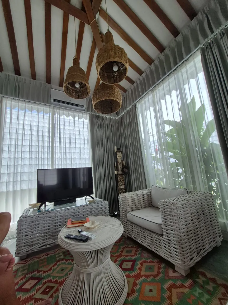 6 Bedrooms Modern Joglo & Bungalow Villa – Pererenan / Canggu — image 1