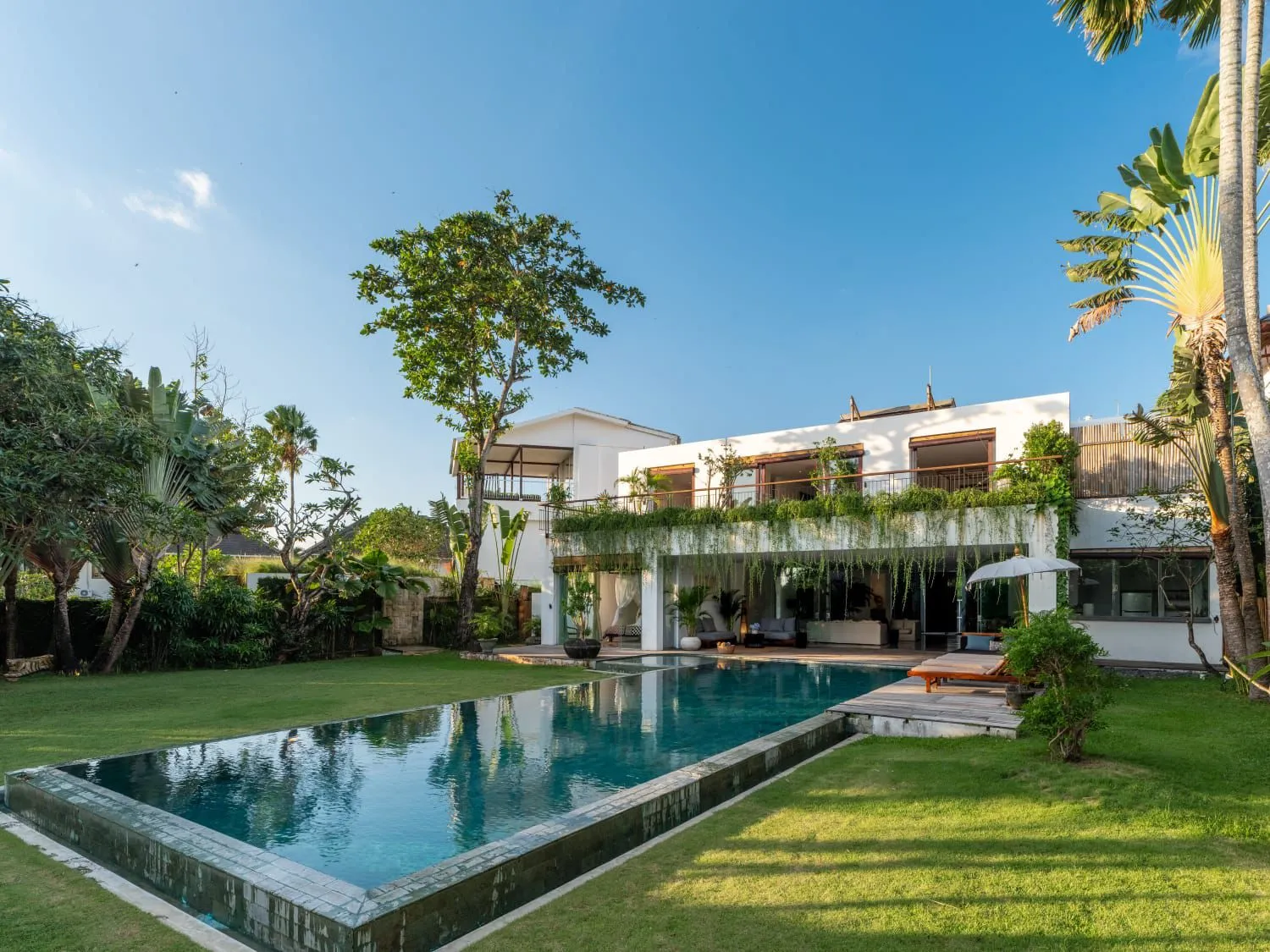 5 Bedrooms Luxury Villa Walking Distance to Echo Beach