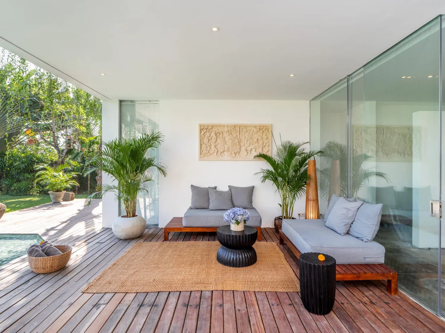 5 Bedrooms Luxury Villa Walking Distance to Echo Beach — image 2