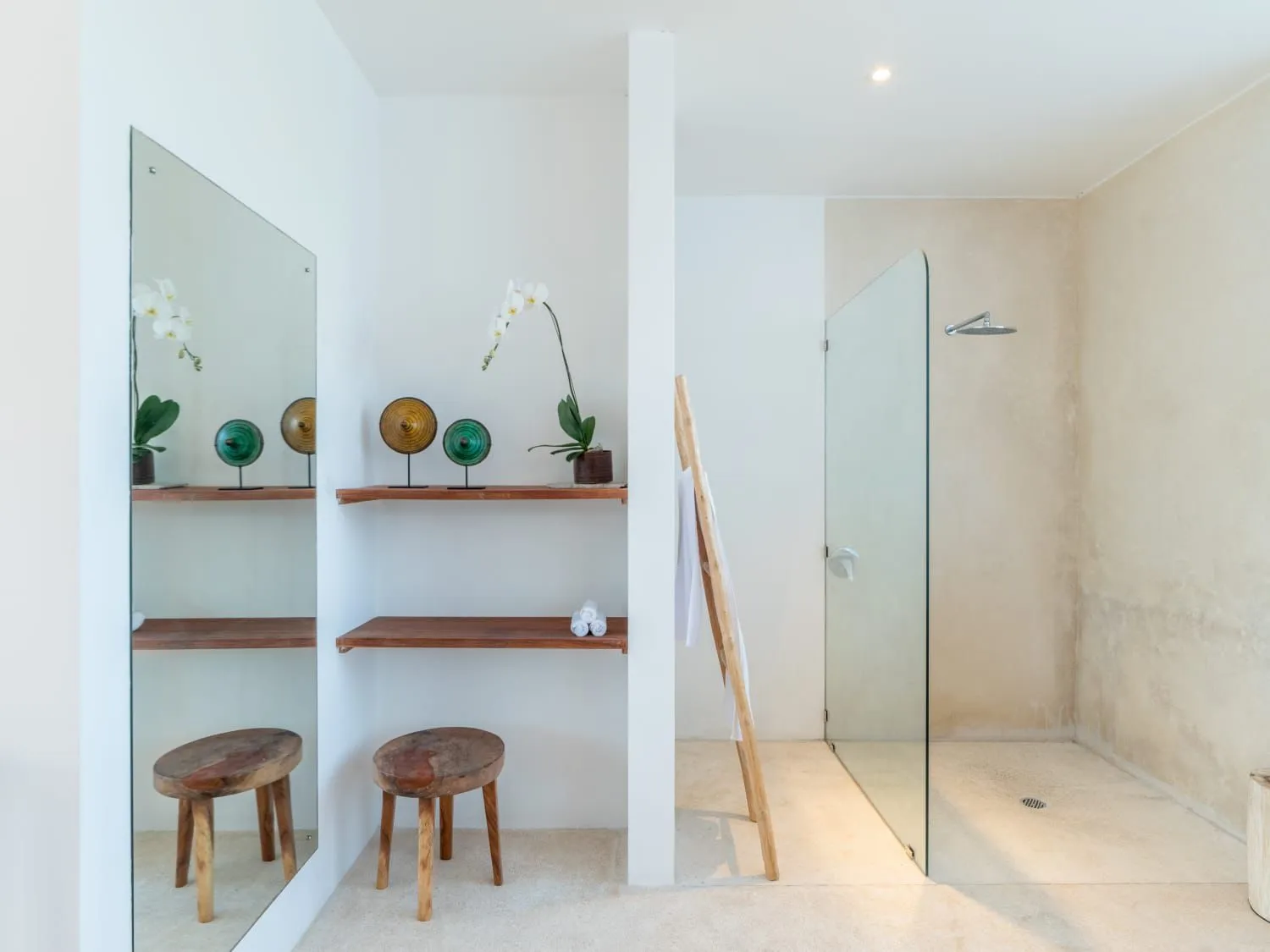 5 Bedrooms Luxury Villa Walking Distance to Echo Beach — image 3