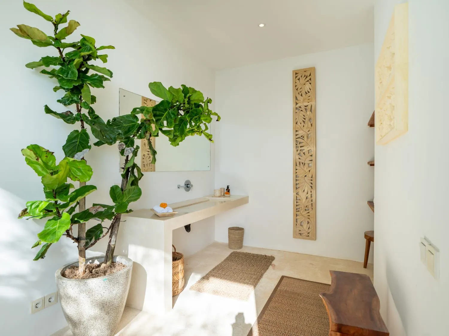 5 Bedrooms Luxury Villa Walking Distance to Echo Beach — image 4