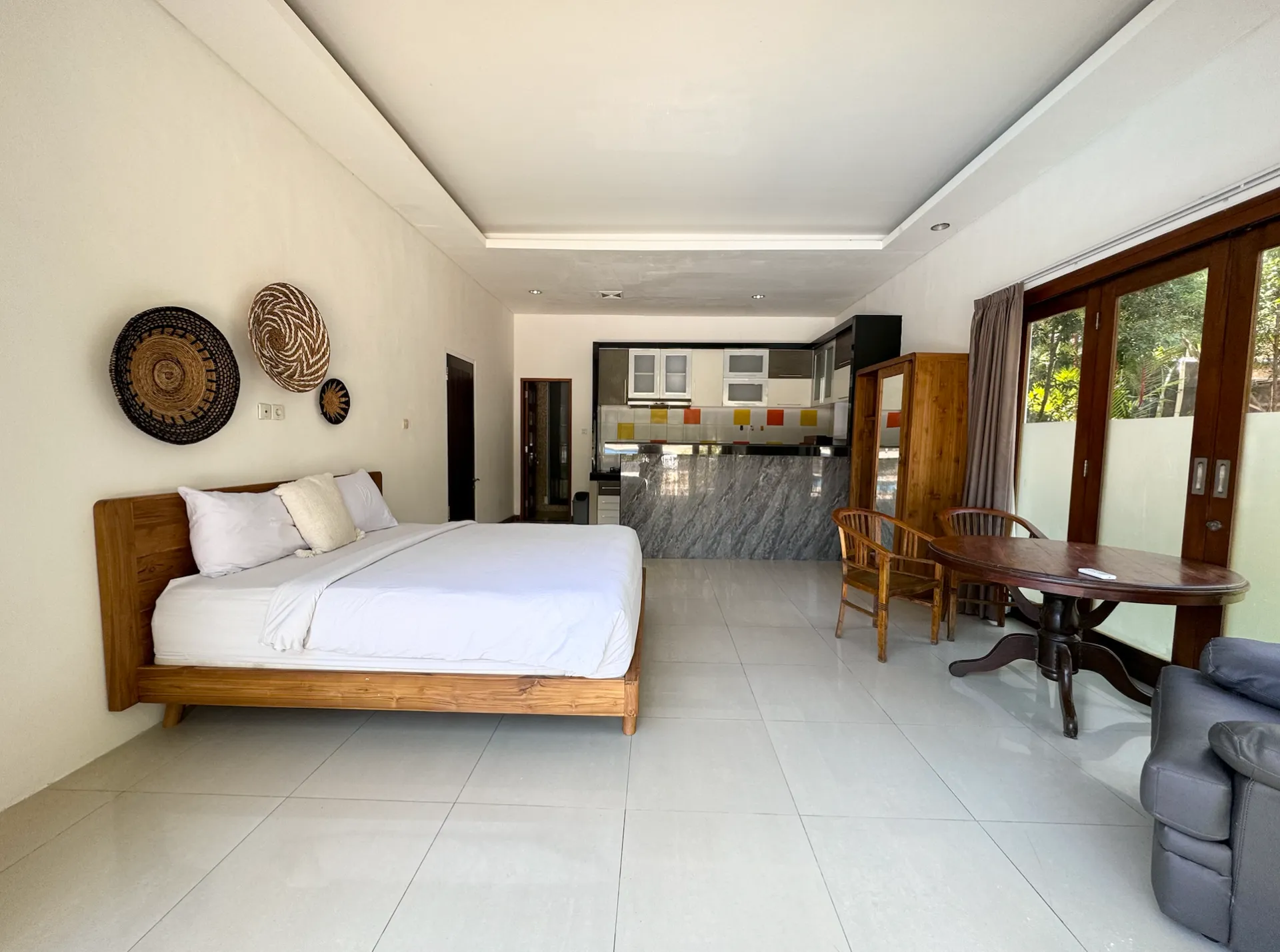 No 304 - Studio Room Private kitchen in shared villa in Batu Bolong Canggu — image 3