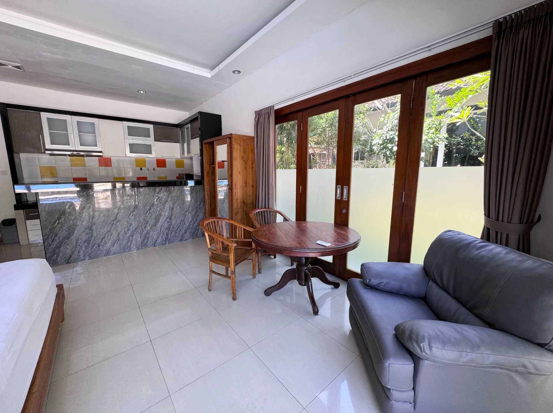 No 304 - Studio Room Private kitchen in shared villa in Batu Bolong Canggu — image 4