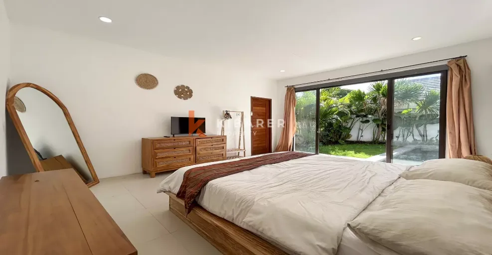 Stunning Two-Bedroom Enclosed Living Tropical Villa in Pererenan YRR3730 — image 3