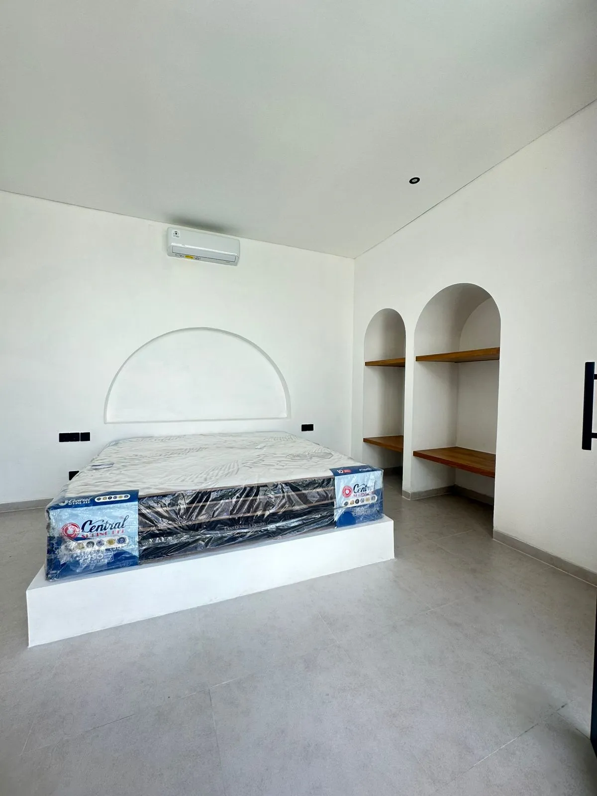 DO 485-FOR RENT NEW SANTORINI MODERN STYLE VILLA IN CEMAGI — image 4
