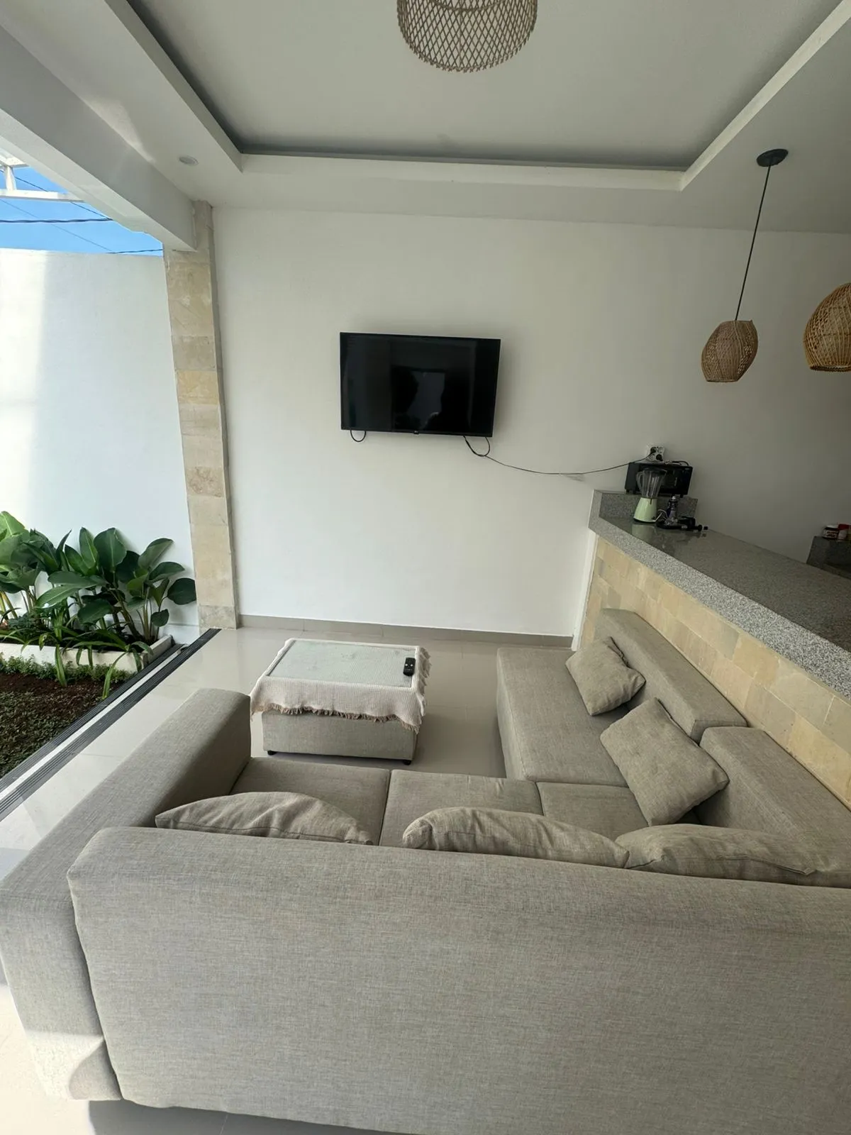 DO 477- FOR RENT VILLA IN CANGGU CONTEMPORER TROPICAL STYLE — image 3